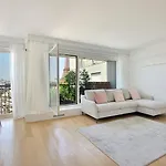 Floor Million Dollar View Eiffel Tower, 2 Beds, 4 People Apartment *