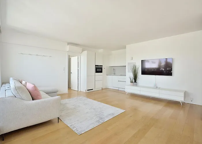 Floor Million Dollar View Eiffel Tower, 2 Beds, 4 People Apartment *