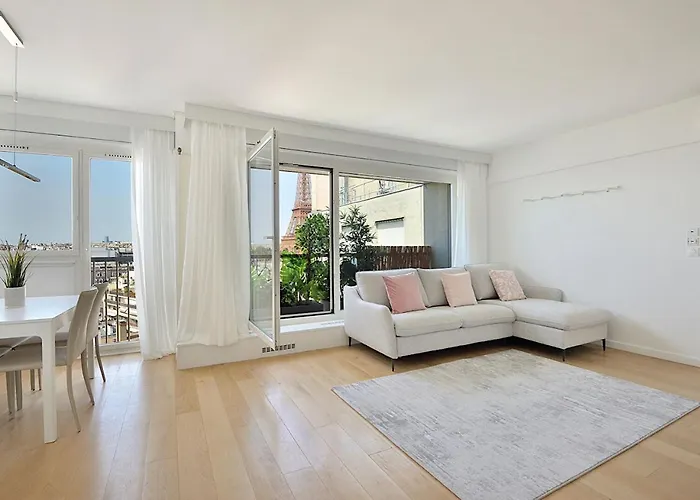 Floor Million Dollar View Eiffel Tower, 2 Beds, 4 People Apartment *